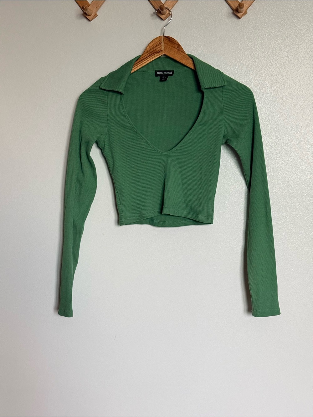 PrettyLittleThing Green Long-Sleeve Collared V-Neck Crop Top